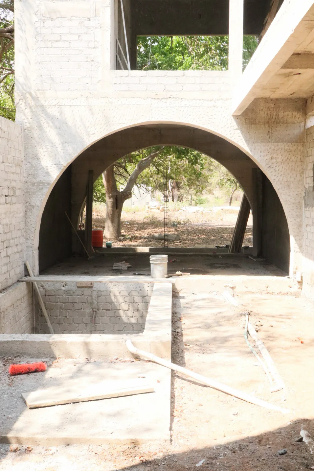 Arco del patio y caja de la alberca